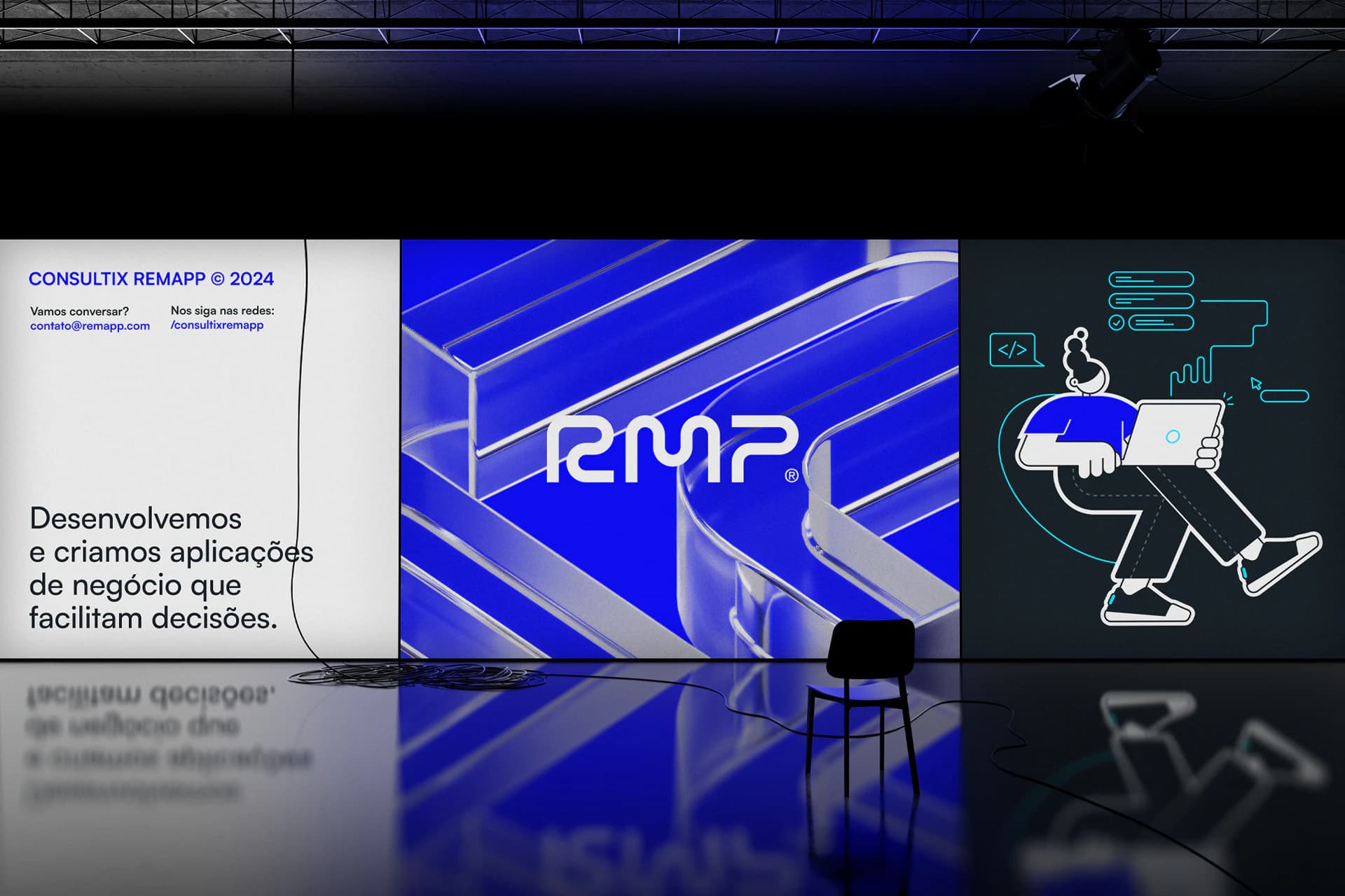 Painel da Remapp em evento, com o símbolo em vidro e a ilustração do personagem