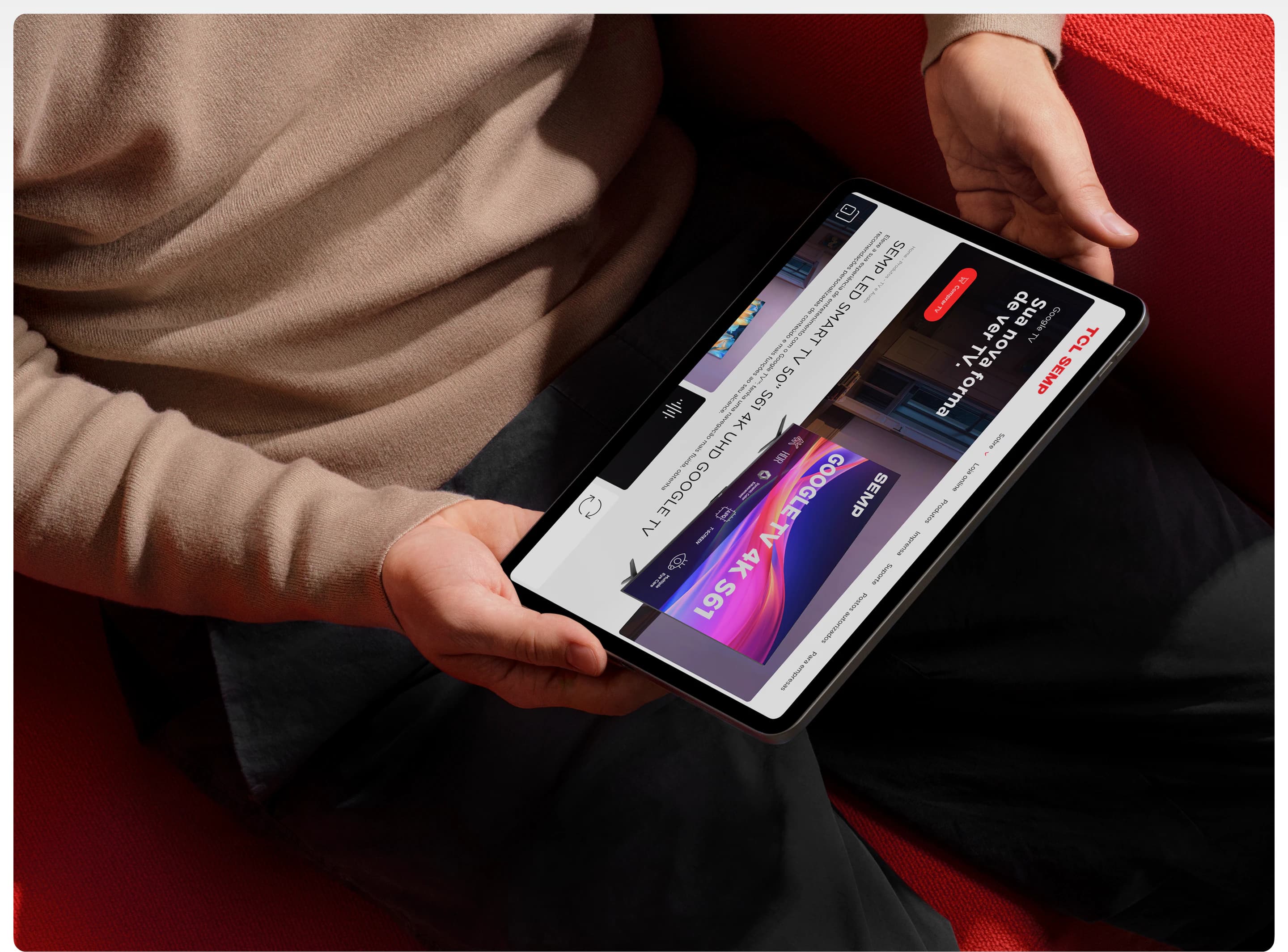 Pessoa navegando no site da TCL SEMP num tablet